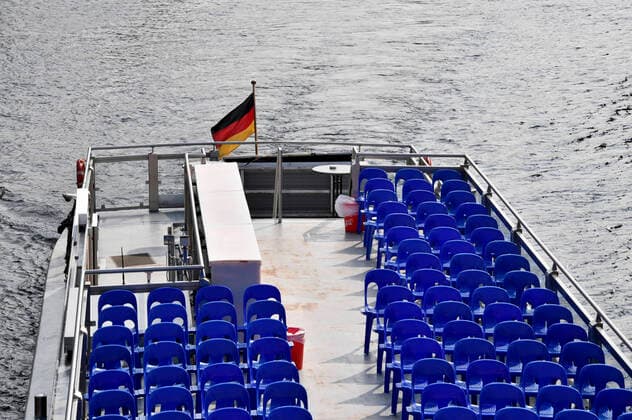 Empty excursion boat on the Spree After the latest protective measures against the spread of the corona virus, public life in Berlin has come to a virtual standstill. Almost all sights, museums, squares, streets, restaurants, beer gardens, universities and much more are affected Berlin, 17 03 2020 Foto:xF.xKernx xFuturexImage