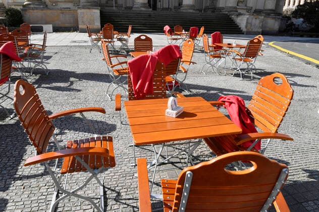 A street café at the Gendarmenmarkt After the latest protective measures against the spread of the corona virus, public life in Berlin has come to a virtual standstill. Almost all sights, museums, squares, streets, restaurants, beer gardens, universities and much more are affected Berlin, 17 03 2020 Foto:xF.xKernx xFuturexImage