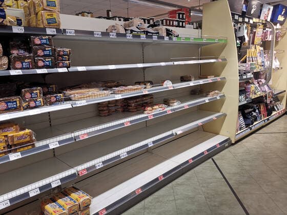 Hamsterkäufe und Lieferengpässe in Berlin - Ausgedünntes Regal für Brot in einem Berliner Edeka Supermarkt. Vorallem länger haltbare und abgepackte Brot- und Teigwaren sind ausverkauft. snapshot-photography R.Price *** Hamster purchases and delivery bottlenecks in Berlin Thinned out shelf for bread in a Berlin Edeka supermarket Especially longer lasting and packaged bread and pasta are sold out snapshot photography R Price