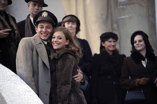 HILDE, foreground from left: Trystan Wyn Puetter, Heike Makatsch as Hildegard Knef, 2009. Warner Bros. courtesy Everett Collection Warner Bros Courtesy Everett Collection !ACHTUNG AUFNAHMEDATUM GESCHÃ„TZT! PUBLICATIONXNOTxINxCANxCHNxFRAxITAxJPNxNORxPOLxRUSxESPxUKxUSA Copyright: xWarnerxBros CourtesyxEverettxCollectionx MCDHILD EC022