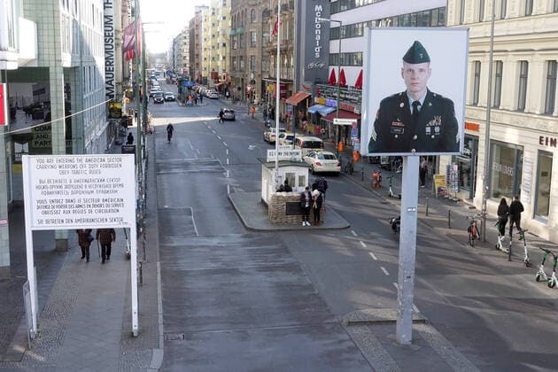 17 03 2020, Berlin, GER Effects of the Corona Virus Only a few people at the former border crossing Checkpoint Charlie Everyday life, surveillance, outside, outdoor shot, Berlin, Checkpoint Charlie, corona epidemic, corona