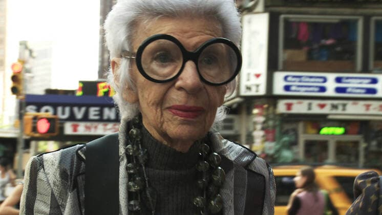 IMAGO ICONS: Iris Apfel IRIS, Iris Apfel, 2014. Magnolia Pictures courtesy Everett Collection Magnolia Pictures Courtesy Everett Collection !ACHTUNG AUFNAHMEDATUM GESCHÃ„TZT! PUBLICATIONXNOTxINxCANxCHNxFRAxITAxJPNxNORxPOLxRUSxESPxUKxUSA Copyright: xMagnoliaxPictures CourtesyxEverettxCollectionx MCDIRIS EC024