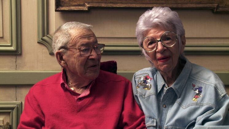 IMAGO ICONS: Iris Apfel IRIS, l-r: Carl Apfel, Iris Apfel, 2014. Magnolia Pictures courtesy Everett Collection Magnolia Pictures Courtesy Everett Collection !ACHTUNG AUFNAHMEDATUM GESCHÃ„TZT! PUBLICATIONXNOTxINxCANxCHNxFRAxITAxJPNxNORxPOLxRUSxESPxUKxUSA Copyright: xMagnoliaxPictures CourtesyxEverettxCollectionx MCDIRIS EC025