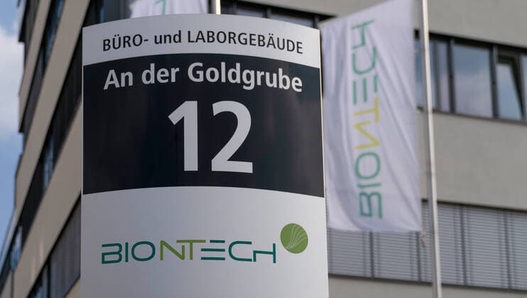 Feature Biontech 17 03 2020, Mainz Biontech, the Mainz-based specialist for immune therapies, is stepping up its global fight against the corona virus and reports rapid progress in the development of a vaccine. Meanwhile, around 7000 people in Germany have fallen ill with the virus. Company headquarters in Mainz, logos, brands, lettering, flags with lettering Mainz Rheinland Pfalz Germany