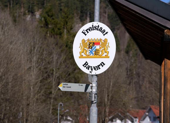 16 03 2020, border closure at Füssen im Allgäu on the B309, border with Austria, due to Corona Virus Pandemic, sign Free State of Bavaria at the border 16 03 2020, border closure with Austria due to Corona Virus 16 03 2020, border closure with Austria due to Corona Virus