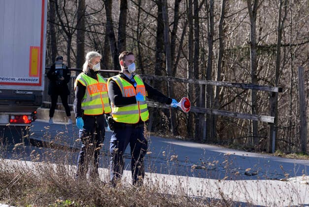 16 03 2020, border closure at Füssen in Allgäu on the B309, border to Austria, due to Corona Virus Pandemic, border officials stop all travellers and check the exemption certificates of the drivers 16 03 2020, border closure to Austria due to Corona Virus 16 03 2020, border closure to Austria due to Corona Virus