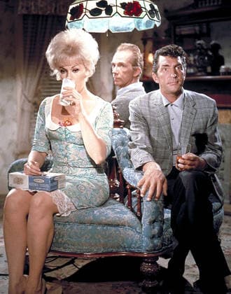 KISS ME STUPID, Kim Novak, Ray Walston, Dean Martin, 1964 Courtesy Everett Collection !ACHTUNG AUFNAHMEDATUM GESCHÃ„TZT! PUBLICATIONXNOTxINxCANxCHNxFRAxITAxJPNxNORxPOLxRUSxESPxUKxUSA Copyright: xCourtesyxEverettxCollectionx MCDKIME EC033