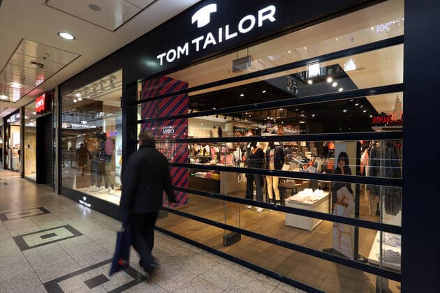 Coronavirus anxiety, effects due to the coronavirus Covid 19 , most shops in the shopping center City Galerie have closed, a person walks past the Tom Tailor Store shopping center City Galerie on 16 03 2020 in Siegen Germany