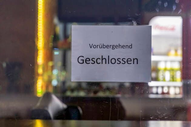 DEU, Germany, Baden Württemberg, Stuttgart, 17 03 2020 This is where life usually pulsates The pubs around the Hans im Glück fountain in Stuttgart are a magnet for the scene A general ruling that largely paralyses public life also affects restaurants and pubs