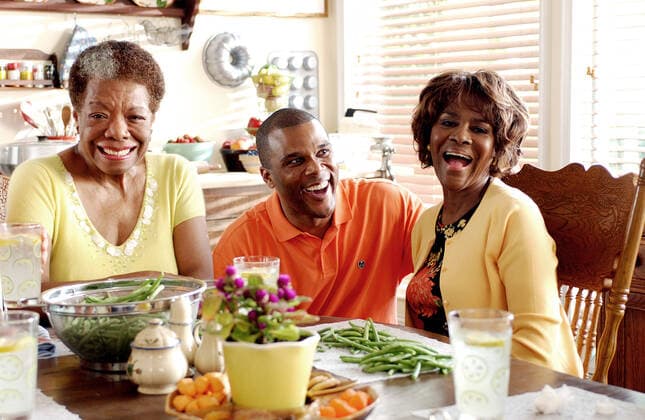 IMAGO ICONS: Maya Angelou MADEA S FAMILY REUNION, Maya Angelou, Director Tyler Perry, Cicely Tyson, on set, 2006, Lions Gate courtesy Everett Collection Lions Gate Courtesy Everett Collection !ACHTUNG AUFNAHMEDATUM GESCHÃ„TZT! PUBLICATIONXNOTxINxCANxCHNxFRAxITAxJPNxNORxPOLxRUSxESPxUKxUSA Copyright: xLionsxGate CourtesyxEverettxCollectionx MCDMAFA EC027