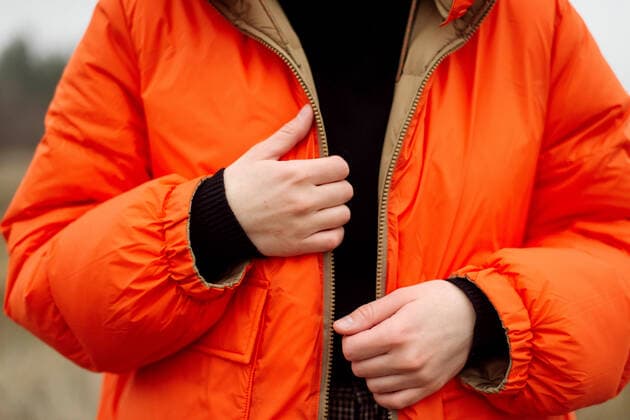 IMAGO Creative: Clickbait, Modetrends Unrecognizable female hands in bright orange jacket in winter ,model released, Symbolfoto CR_INCH200219-312141-01