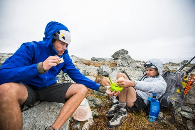 IMAGO Creative: Klimawandel - Nachhaltiges Reisen Climbers share food during a backpacking trip. Whistler, BC, Canada ,model released, Symbolfoto CR_JDIP200220B-282739-01