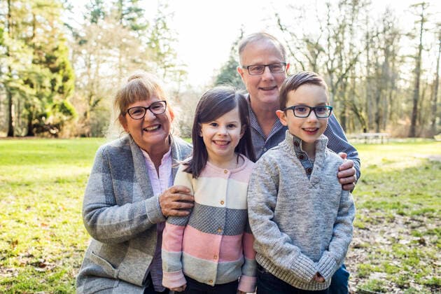 Grandparents pose for photo with their grandchildren. Surrey, BC, Canada ,model released, Symbolfoto CR_JDIP200224B-310058-01