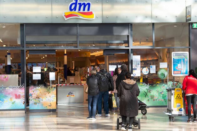 A queue in front of a drugstore dm in Essen, the customers are only let into the store in small groups, Rathaus Galerie Essen,17 03 2020