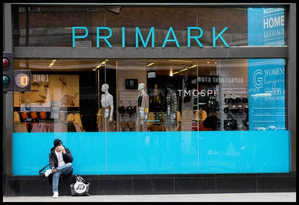 . 18 03 2020. London, United Kingdom. Selfridges To Close Shops. A man wearing a surgical mask sits alone outside Primark on Oxford Street.  xMartynxWheatleyx xi-Imagesx IIM-20928-0019