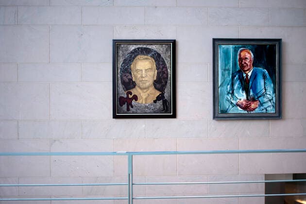 Kanzlergalerie Bundeskanzleramt DEU, Deutschland, Germany, Berlin, 13.03.2020 Portraits vom ehemaligen Bundeskanzler Gerhard Schroeder vom Maler Joerg Immendorf, und Helmut Kohl vom Maler Albrecht Gehse, Der Kanzler der Einheit, CDU (rechts) an der Kanzlergalerie im Bundeskanzleramt in Berlin. Paintings with Portraits of the former chancellors Gerhard Schroeder by the painter Joerg Immendorf and Helmut Kohl by Albrecht Gehse (right) at a gallery inside the Chancellery Office at the Governments Quarter in Berlin, Germany.