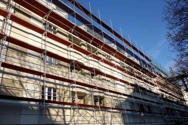 Wohnhaussanierung - Baugewerbe - Bauhandwerk - Baustelle - GER, Germany, Deutschland, Berlin, 16.03.2020 - Berlin-Mitte: Baugerüst für Sanierungsmaßnahmen an der Fassade eines in die Jahre gekommenen größeren Wohnhauses. *** Residential building refurbishment Building trade Building trade Construction site GER, Germany, Germany, Berlin, 16 03 2020 Berlin Mitte Scaffolding for refurbishment measures on the facade of an ageing, large residential building