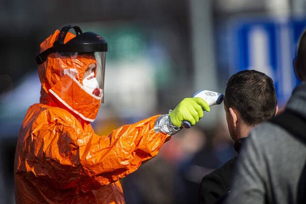 Men in protective clothing measure the body temperature at the German-Polish border at Zgorzelec in Goerlitz, 18 03 2020 In the night of 14 03 to 15 03 the borders between Germany and Poland and the Czech Republic were closed to contain the spread of coronavirus Goerlitz Germany Copyright: xFlorianxGaertner photothek.netx