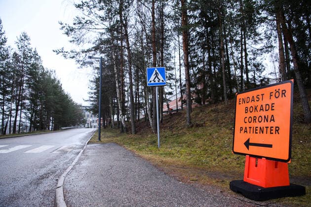 200318 Sign for Corona patients at Karolinska Huddinge due to the spread of Covid 19 on March 18, 2020 in Stockholm,  Copyright: SIMONxHASTEGARD 47078936st