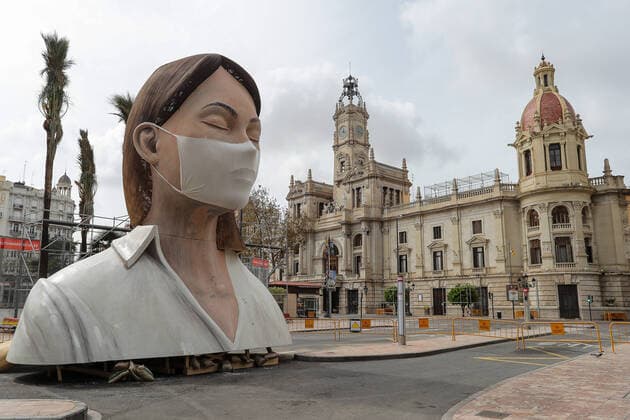 Bilder des Jahres 2020, News 03 März News Bilder des Tages March 18, 2020, Valencia, VALENCIA, SPAIN: Illustration, general view a Falla monument in front of the Valencia City Hall during the fifty day after the Government declared the state of alarm in Spain and recommended people to stay at home to fight coronavirus COVID-19 on March 18, 2020 in Valencia, Spain Valencia SPAIN - ZUMAa181 20200318_zaa_a181_067 Copyright: xIvanxTerronx