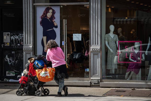 200318 A woman looks into a closed store as the Coronavirus, COVID 19, outbreak continues on March 18, 2020 in New York, NY, USA Across the city businesses, schools and places of work have been shutting down, leading to empty streets and quiet neighborhoods Photo Joel Marklund BILDBYRAN kod JM 88127 bbeng coronavirus covid 19 virus corona sjukdom hemlös homeless butik,  Copyright: JOELxMARKLUND 47079757st