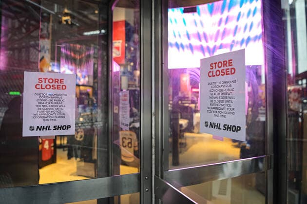 200318 Notes in the NHL Shop announcing a temporary closing as the Coronavirus, COVID 19, outbreak continues on March 18, 2020 in New York, NY, USA Across the city businesses, schools and places of work have been shutting down, leading to empty streets and quiet neighborhoods Photo Joel Marklund BILDBYRAN kod JM 88127 bbeng coronavirus covid 19 virus corona sjukdom butik NHL National Hockey League NHL S  Copyright: JOELxMARKLUND 47079799st