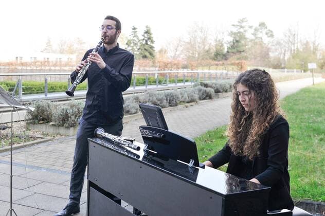 Music in the hospital Robert Bosch Krankenhaus, concert of the members of Music Now Stuttgart e V in front of medical staff and sick musicians Anna Springer and Adam Ambarzumjan Stuttgart Baden Wuerttemberg Germany Copyright: xMaxxKovalenkox