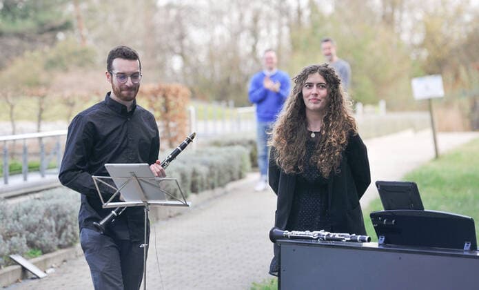 Music in the hospital Robert Bosch Krankenhaus, concert of the members of Music Now Stuttgart e V in front of medical staff and sick musicians Anna Springer and Adam Ambarzumjan Stuttgart Baden Wuerttemberg Germany Copyright: xMaxxKovalenkox