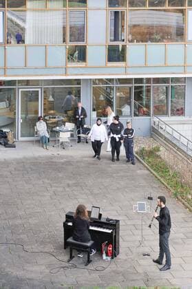 Music in the hospital Robert Bosch Krankenhaus, concert of the members of Music Now Stuttgart e V in front of medical staff and sick musicians Anna Springer and Adam Ambarzumjan Stuttgart Baden Wuerttemberg Germany Copyright: xMaxxKovalenkox