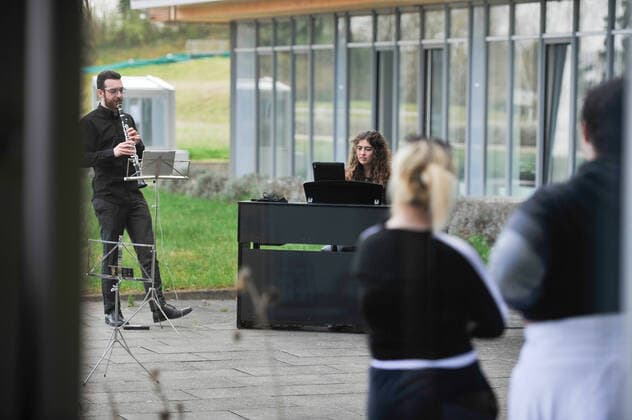 Music in the hospital Robert Bosch Krankenhaus, concert of the members of Music Now Stuttgart e V in front of medical staff and sick musicians Anna Springer and Adam Ambarzumjan Stuttgart Baden Wuerttemberg Germany Copyright: xMaxxKovalenkox