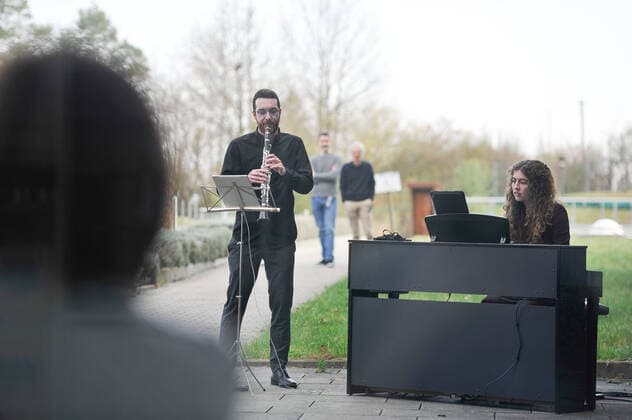 Music in the hospital Robert Bosch Krankenhaus, concert of the members of Music Now Stuttgart e V in front of medical staff and sick musicians Anna Springer and Adam Ambarzumjan Stuttgart Baden Wuerttemberg Germany Copyright: xMaxxKovalenkox