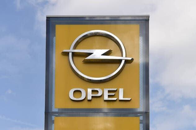 xblx, logo of Opel at a branch in Friedberg