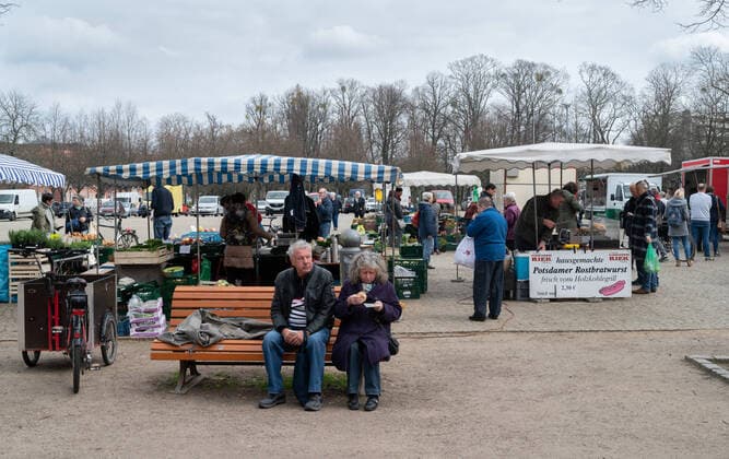 Potsdam State Capital Brandenburg 19 03 2020 Downtown WOCHENMARKT BASSINPLATZ At Potsdams weekly market there are few people to go shopping Citizens are asked to stay at home as a PREVENTIONAL MEASURE to contain infections caused by the CORONAVIRUS COVID 19 Only a few shops are allowed to stay open At lunchtime, where many tourists and residents of the city usually go