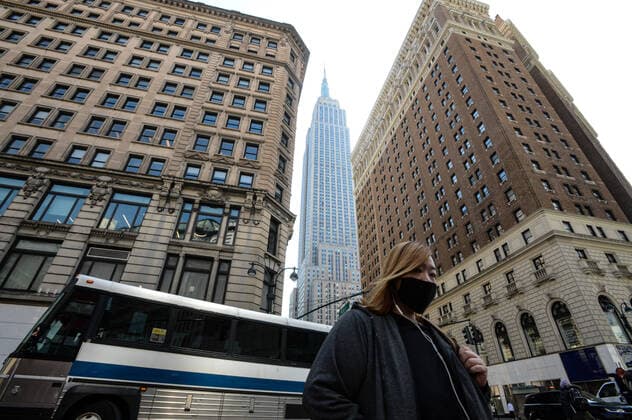 March 18, 2020, New York Manhattan, USA: Women using mask in from the Empire State Building . As businesses in NYC temporarily close or ask employees to work from home to stem the spread of the novel coronavirus. 03 18 20 New York Manhattan 34 ST and 6AV. . New York Manhattan USA - ZUMAs252 20200318_znp_s252_063 Copyright: xMarcusxSantosx
