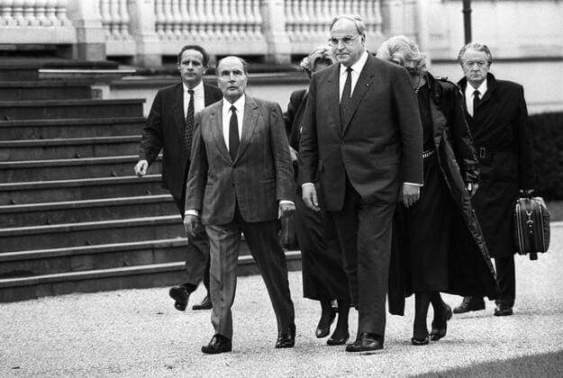 Germany, Bonn, 27 10 1989 Archive No. 10 33 21 German French Consultations Photo Federal Chancellor Helmut Kohl and Francois Mitterrand, President German French Consultations