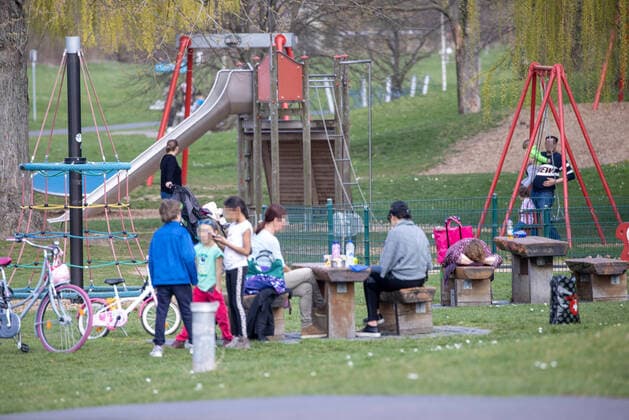 Wuerzburg, playground, 19 03 2020, disaster in Bavaria, playgrounds closed and still in use Picture Despite the ban on using playgrounds and leisure facilities, many people do not comply with it Copyright: HMBxMedia xHeikoxBecker