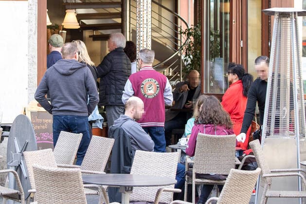 Wuerzburg, Eiscafe 19 03 2020, Disaster in Bavaria, Appeal to avoid social contacts Picture disaster in Bavaria, Despite appeal to avoid social contacts, crowd at the Eiscafe Copyright: HMBxMedia xHeikoxBecker