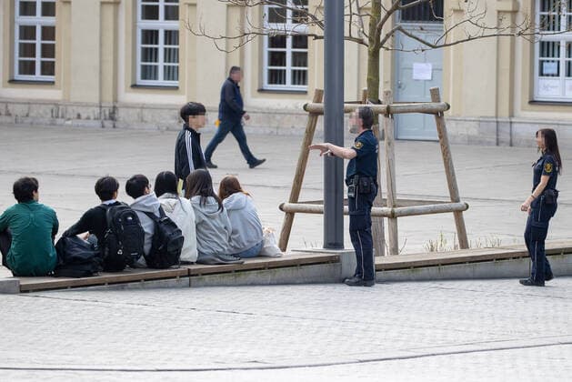 Wuerzburg, City, 19 03 2020, Coronavirus Bavarias police and public order office strengthens controls of the corona bans Image Use in times of crisis The public order office patrols the city and reminds people to comply with the bans Copyright: HMBxMedia xHeikoxBecker