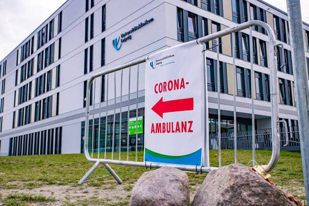The Corona Outpatient Clinic at the University Hospital Leipzig in Liebigstraße People have to register by telephone and then come to the outpatient clinic