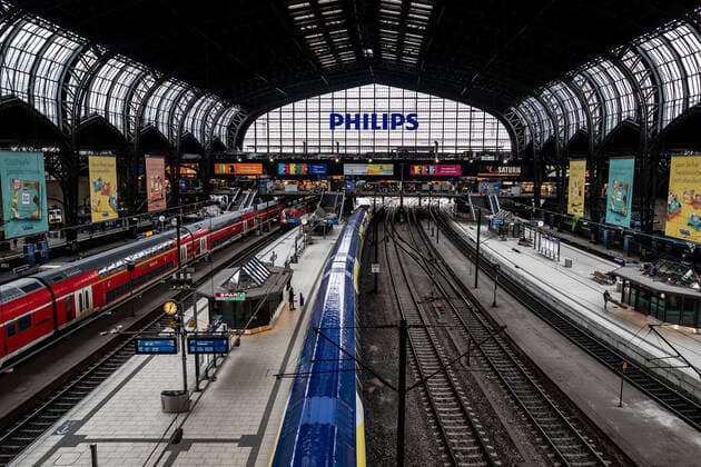 Hamburg, 18 March 2020 Virtually empty platforms at lunchtime in Hamburg Central Station