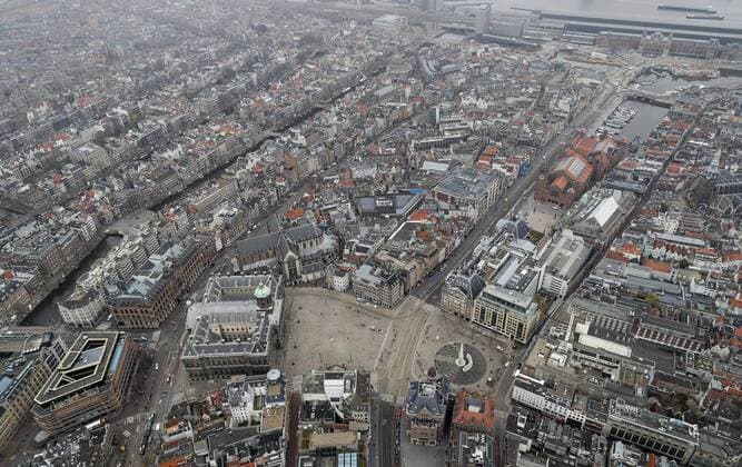 2020-03-19 12:54:37 AMSTERDAM - Luchtfoto van een vrijwel lege Dam in Amsterdam. De hoofdstad is stilgevallen door de coronacrisis. ANP ROBIN VAN LONKHUIJSEN  Copyright: xANPxRobinxvanxLonkhuijsenx x408809133x