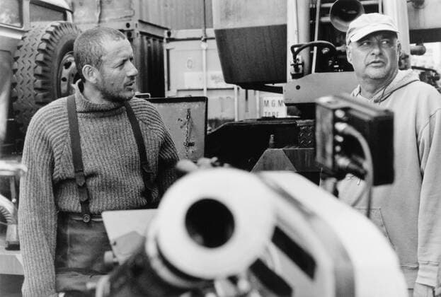 MICMACS, (aka MICMACS A TIRE-LARIGOT), l-r: Dany Boon, director Jean-Pierre Jeunet on set, 2009. Sony Classics. Courtesy Everett Collection Sony Pictures Courtesy Everett Collection !ACHTUNG AUFNAHMEDATUM GESCHÃ„TZT! PUBLICATIONXNOTxINxCANxCHNxFRAxITAxJPNxNORxPOLxRUSxESPxUKxUSA Copyright: xSonyxPictures CourtesyxEverettxCollectionx MCDMIAT EC090