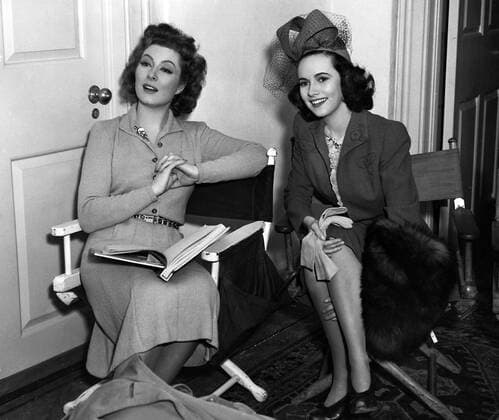 MRS. MINIVER, Greer Garson, Teresa Wright on set, 1942 Courtesy Everett Collection !ACHTUNG AUFNAHMEDATUM GESCHÃ„TZT! PUBLICATIONXNOTxINxCANxCHNxFRAxITAxJPNxNORxPOLxRUSxESPxUKxUSA Copyright: xCourtesyxEverettxCollectionx MCDMRMI EC001