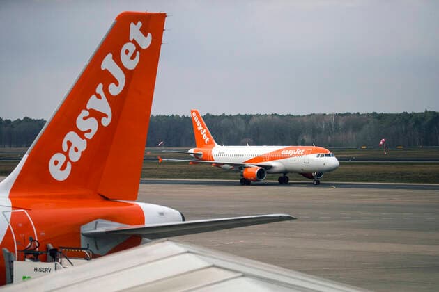 Easyjet Flugzeug am Flughafen Tegel in Berlin am 19. Maerz 2020. Die Folgen des Coronavirus (COVID-19) lassen sich auch in der Stadt vermehrt spueren nachdem der Senat die Schliessung von Kultur und Sportveranstaltung, versammlungen von mehr als 50 Personen und den Respekt von Distanzen in den offen gebliebenen Betrieben und Gaststaetten. Oeffentliches Leber weiter in Berlin wegen Coronavirus eingeschraenkt *** Easyjet airplane at Tegel Airport in Berlin on 19 March 2020 The consequences of the coronavirus COVID 19 can be increasingly felt in the city after the Senate restricted the closure of cultural and sporting events, gatherings of more than 50 people and respect for distances in the open businesses and restaurants Public liver further in Berlin because of coronavirus