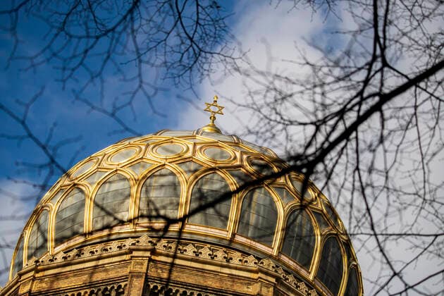 Die grosse Synagoge am Oranienburgerstrasse in Berlin am 19. Maerz 2020. Die Folgen des Coronavirus (COVID-19) lassen sich auch in der Stadt vermehrt spueren nachdem der Senat die Schliessung von Kultur und Sportveranstaltung, versammlungen von mehr als 50 Personen und den Respekt von Distanzen in den offen gebliebenen Betrieben und Gaststaetten. Auch Kirchen, Synagogen und Moscheen muessen erstmal geschlossen bleiben. Oeffentliches Leber weiter in Berlin wegen Coronavirus eingeschraenkt *** The big synagogue at the Oranienburgerstrasse in Berlin on 19 March 2020 The consequences of the coronavirus COVID 19 can be increasingly felt in the city after the Senate decided to close cultural and sports events, gather more than 50 people and respect distances in the remaining businesses and restaurants.