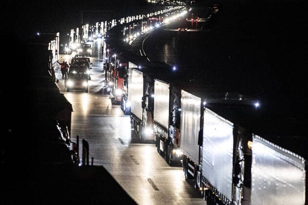 Staff of the German Red Cross (DRK) distribute food to long-distance lorry drivers in a traffic jam on the A4 motorway due to border controls at the German-Polish border, Goerlitz, 19 03 2020 In the night of 14 03 to 15 03 the borders between Germany and Poland and the Czech Republic were closed to stem the spread of corona virus Goerlitz Germany Copyright: xFlorianxGaertner photothek.netx
