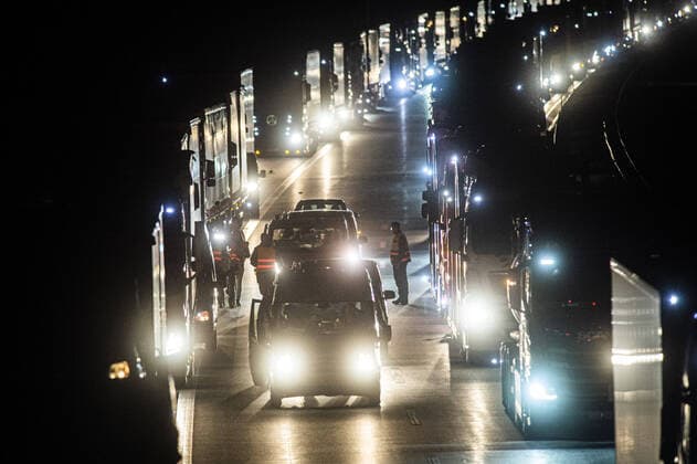 Staff of the German Red Cross (DRK) distribute food to long-distance lorry drivers in a traffic jam on the A4 motorway due to border controls at the German-Polish border, Goerlitz, 19 03 2020 In the night of 14 03 to 15 03 the borders between Germany and Poland and the Czech Republic were closed to stem the spread of corona virus Goerlitz Germany Copyright: xFlorianxGaertner photothek.netx