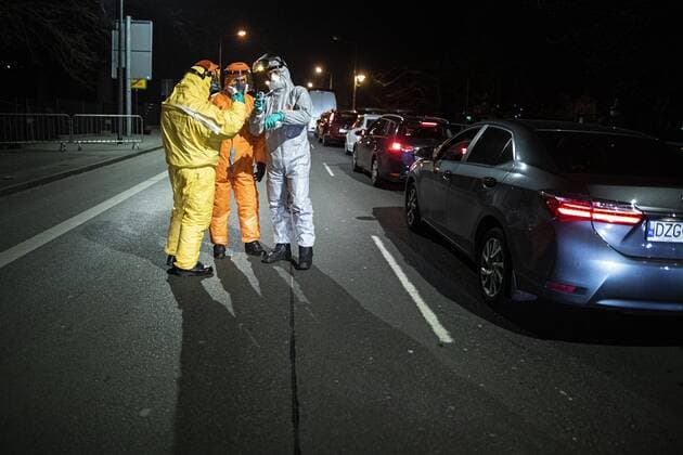 Men in protective suits check the body temperature of travellers entering the country at the German-Polish border in Goerlitz, 19 03 2020 In the night from 14 03 to 15 03 the borders between Germany and Poland and the Czech Republic were closed to contain the spread of corona virus Goerlitz Germany Copyright: xFlorianxGaertner photothek.netx