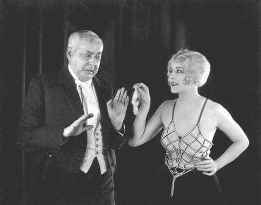THE PLEASURE GARDEN, from left: Ferdinand Martini, Virginia Valli, 1925 Courtesy Everett Collection !ACHTUNG AUFNAHMEDATUM GESCHÃ„TZT! PUBLICATIONXNOTxINxCANxCHNxFRAxITAxJPNxNORxPOLxRUSxESPxUKxUSA Copyright: xCourtesyxEverettxCollectionx MCDPLGA EC002
