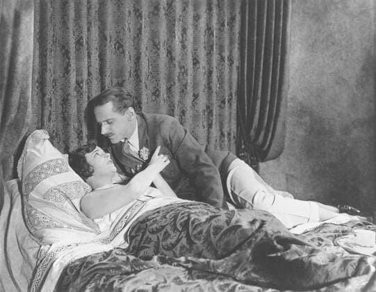 THE PLEASURE GARDEN, from left: Virginia Valli, Miles Mander, 1925 Courtesy Everett Collection !ACHTUNG AUFNAHMEDATUM GESCHÃ„TZT! PUBLICATIONXNOTxINxCANxCHNxFRAxITAxJPNxNORxPOLxRUSxESPxUKxUSA Copyright: xCourtesyxEverettxCollectionx MCDPLGA EC006